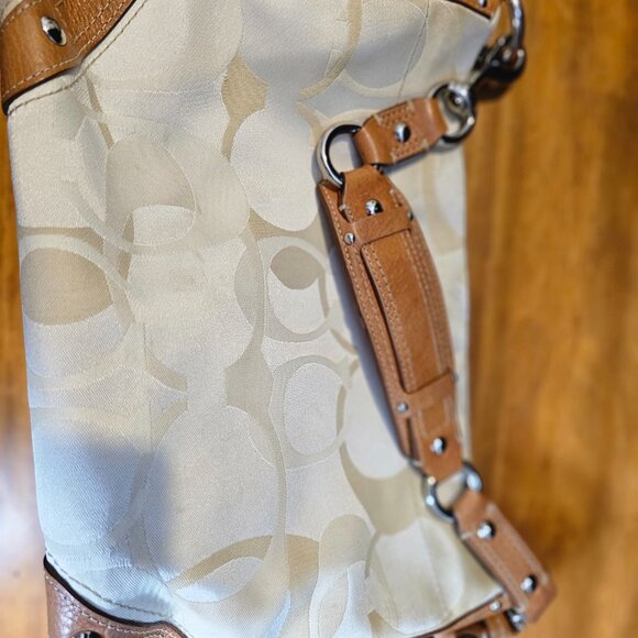 Coach Bag Cream with Coach Symbol Leather Handle Med Size - Picture 9 of 10